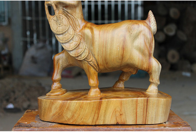 祥瑞入室 手工香樟根雕生肖羊的藝術(shù)魅力與家居意蘊